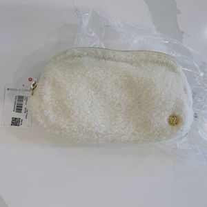 Lululemon Everywhere Belt Bag Fleece Ivory
